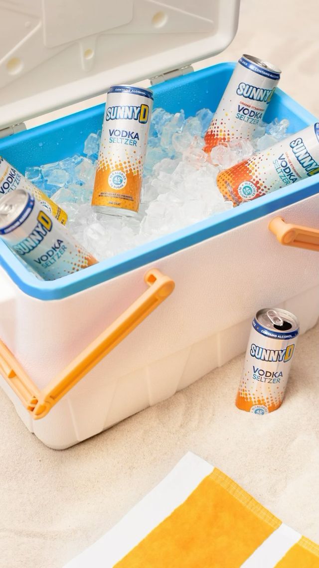 What could be “cooler” than this? See what we did there? 😏 Grab the @sunnydcocktails Variety Pack for your 4th of July cooler-required adventures!